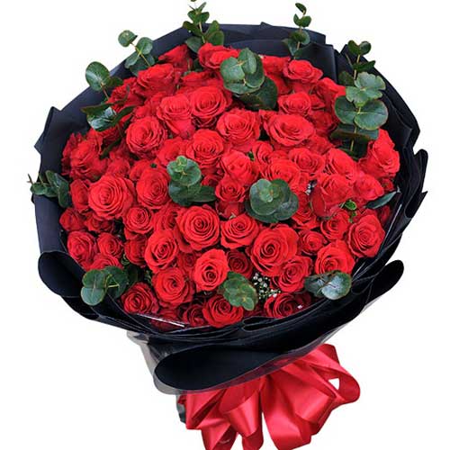 100 Dashing Roses in Bouquet